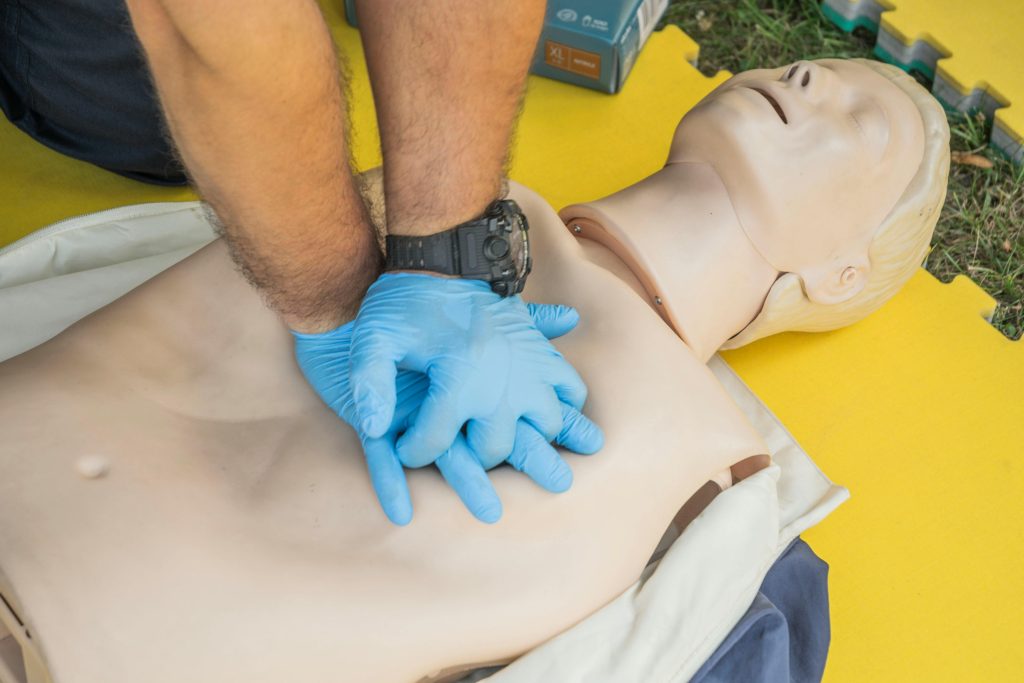 pexels-photo-28271058-28271058 CPR First aid Cardiopulmonary resuscitation adult Pierwsza pomoc ratowanie życia